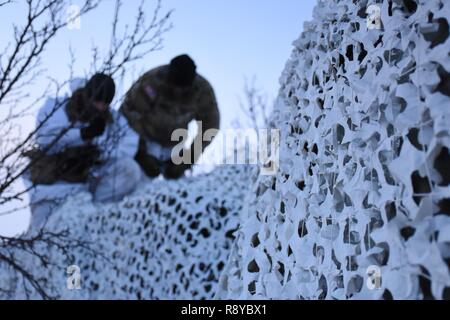 Paracadutisti da Bravo truppa, 1° Stormo, 91º reggimento di cavalleria, 173rd Airborne Brigade impostare le antenne dopo il drappeggio camuffamento invernale sui loro Bandvagn 206 veicoli cingolati nel duro inverno terreno della Norvegia settentrionale durante l'esercizio comune della Viking 17. Comune di Viking 17 è un esercizio combinato a nord del Circolo Polare Artico che prove paracadutisti' capacità di ricognizione e letalità in climi molto freddi ambienti. Il 173rd Brigata Aerea, con sede in Vicenza, Italia è la U.S. Esercito di risposta di emergenza forza in Europa, in grado di proiettare le forze per condurre la gamma completa di m Foto Stock