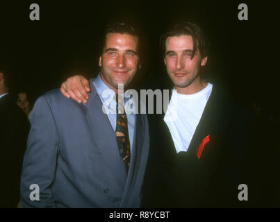 WEST HOLLYWOOD, CA - 29 aprile: attori/fratelli Daniel Baldwin e William Baldwin frequentare il 'Tre di cuori' West Hollywood Premiere il 29 aprile 1993 presso il Teatro DGA in West Hollywood, California. Foto di Barry re/Alamy Stock Photo Foto Stock