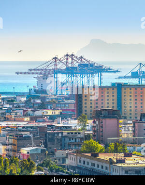 Paesaggio urbano dell'antenna con il quartiere portuale, gru di merci nel porto di seascape con vista isola sullo sfondo, Napoli, Italia Foto Stock