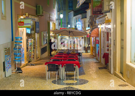 LAGOS, Portogallo - 29 ottobre 2018: Street ristoranti sulla serata di stretta della citta' vecchia di Lagos, Portogallo Foto Stock