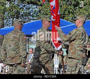 Stati Uniti La riserva di esercito il Mag. Gen. Tracy A Thompson, il comandante uscente, presenta il Mag. Gen. David J. Conboy, vice comandante generale (operazioni), Esercito degli Stati Uniti comando Reserve, il teatro 412 Engineer di comando (TEC) colori come il comando Sgt. Il Mag. Michael Boyd, 411 Engineer Brigade, orologi che rappresenta una rinuncia del comando presso il quartier generale TEC in Vicksburg, Miss., Marzo 4, 2017. Foto Stock