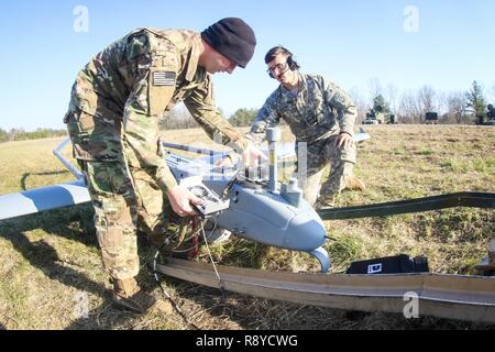 Soldati da un ingegnere 307th Battaglione, 3° Brigata Team di combattimento, sistemi aerei senza pilota plotone esegue un test di diagnostica su un RQ7-B Tecnico Ombra dei velivoli senza pilota prima del volo a Fort A.P. Hill, Virginia, Marzo 11. L'ombra è nel supporto di attacco 1° Battaglione di ricognizione, 82a combattere la Brigata Aerea, AH-64D ANTENNA Apache gunnery esercizio. Foto Stock