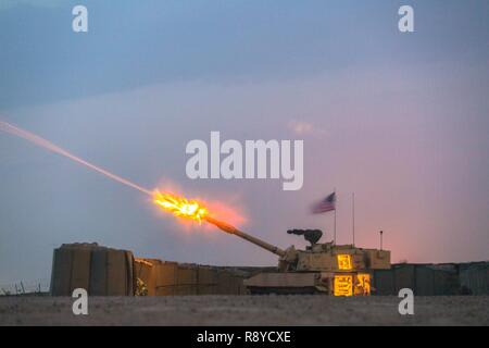 Un U.S. Army M109A6 Paladin distribuito come supporto della Combined Joint Task Force - Funzionamento inerenti risolvere, assegnato al Bravo batteria, 2-82nd campo artiglieria, vigili del 3°, 1° Calvario Division incendi durante l'operazione di formazione di Camp Manion Iraq, 10 marzo 2017. Bravo batteria fornisce la sicurezza di base a sostegno della Combined Joint Task Force - Funzionamento inerenti risolvere la coalizione globale per sconfiggere ISIS in Iraq e la Siria. Foto Stock