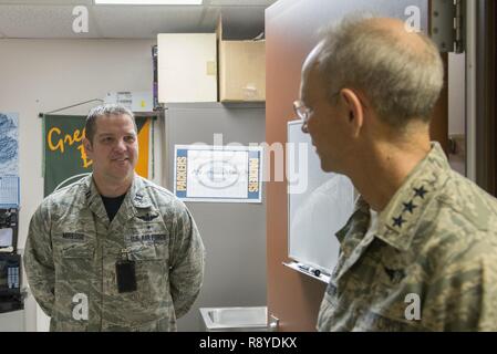 Stati Uniti Air Force Lt. Gen. Mark Ediger, l'Air Force chirurgo generale, parla con il cap. Steven Miresse, un 354Medical Group health care integratore, Marzo 10, 2017 a Eielson Air Force Base in Alaska. Ediger iscritti Air Force nel 1985 ed ha servito come la medicina aerospaziale consulente per la Air Force chirurgo generale, è comandata in due gruppi di medici e servita come comando chirurgo per tre principali comandi. Foto Stock