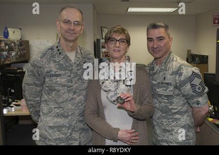 Stati Uniti Air Force Lt. Gen. Mark Ediger, l'Air Force chirurgo generale, Kathleen Lelevier, 354Medical Group bioenvironmental acqua program manager e Chief Master Sgt. Edward ritmo, il medico le forze arruolato chief, posa per una foto, Marzo 10, 2017 a Eielson Air Force Base in Alaska. Ediger Lelevier riconosciuto per il suo impegno a migliorare il locale di approvvigionamenti di acqua. Foto Stock