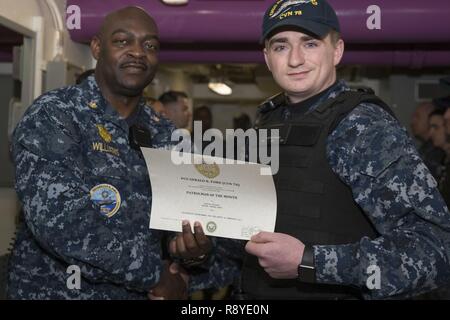 NEWPORT NEWS, Va. (14 marzo 2017) -- Master-at-Arms marinaio Justin Hillwig, assegnato al gruppo Pre-Commissioning Gerald Ford CVN (78), riceve il Patrolman del mese premio dal Lt. La Cmdr. Haywood Williams, Ford security officer. Hillwig ha ricevuto il premio per il miglior risultato durante il mese di febbraio. Foto Stock