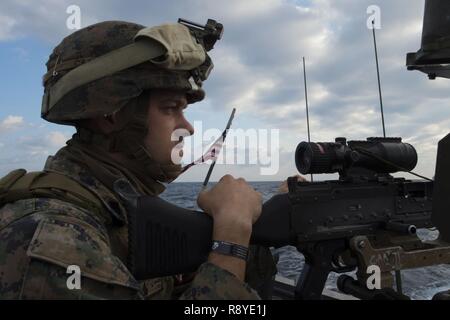 OKINAWA, in Giappone (12 marzo 2017) Cpl. Frank West, assegnato al battaglione di team di atterraggio, 2° Battaglione, 5 Marines, sorge guarda all'interno di una elevata mobilità multiuso di veicolo a ruote a bordo landing craft utility (LCU) 1666. LCU 1666, assegnato alla spiaggia navale unità 7, sbarcati dal trasporto anfibio dock nave USS Green Bay (LPD 20) per condurre una lotta contro la razzia di gomma craft beach raid con i Marines. Green Bay, parte dell'Bonhomme Richard Expeditionary Strike gruppo, con avviato 31 Marine Expeditionary Unit, è su una pattuglia di routine, operando in Indo-Asia-regione del Pacifico per migliorare la guerra Foto Stock