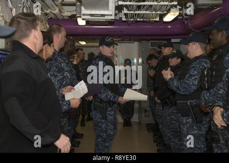 NEWPORT NEWS, Va. (14 marzo 2017) -- Unità Pre-Commissioning Gerald Ford (CVN 78) dipartimento di sicurezza marinai applaudire Master-at-Arms marinaio Justin Hillwig per ricevere il Patrolman del mese di aggiudicazione. Hillwig ha ricevuto il premio per il miglior risultato durante il mese di febbraio. Foto Stock