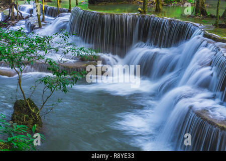 Le bellezze naturali di Huay Mae Khamin cascata, la Provincia di Kanchanaburi, Thailandia Foto Stock