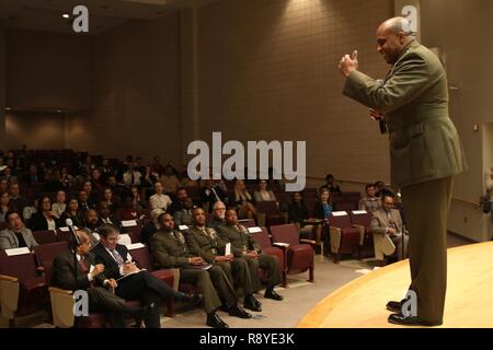 Stati Uniti Marine Corps Lt. Gen. Vincenzo R. Stewart, parla con gli studenti e il personale della North Carolina Central University, alla University of North Carolina a Chapel Hill, Duke University e la North Carolina State University circa le opportunità negli Stati Uniti Comunità di intelligenza a NCCU in Durham, N.C., 3 marzo 2017. La Comunità di intelligence è composta da 17 federal le agenzie di intelligence, che hanno missioni uniche ma collaborano per proteggere gli Stati Uniti e i suoi alleati e gli interessi da minacce del contraddittorio. Dopo il keynote address, Stewart, lungo con Col. Dimitri Henry, Col. Jerry Carter, e Foto Stock