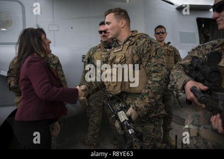 Cpl. Brandon L. Navoczynski, una macchina gunner assegnati a scopo speciale Marine Air Ground Task Force-Crisis Response-Africa, grandi incaricato d' affari Herro Mustafa durante una visualizzazione statica visualizza per esercitare il disgelo reale 17 a Beja, Portogallo, Marzo 14, 2017. SPMAGTF-CR-AF ha partecipato al disgelo reale 17, un portoghese-led forze congiunte esercizio, per migliorare l'interoperabilità e la capacità di cooperazione con gli alleati della NATO per il real-world operations. Foto Stock