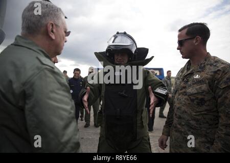 Il personale Sgt. Justin A. Bryant, un esplosivo ordinanza disposizione tecnico assegnato a scopo speciale Marine Air Ground Task Force-Crisis Response-Africa, spiega le funzionalità di una bomba suit durante una visualizzazione statica visualizza per esercitare il disgelo reale 17 a Beja, Portogallo, Marzo 14, 2017. SPMAGTF-CR-AF ha partecipato al disgelo reale 17, un portoghese-led forze congiunte esercizio, per migliorare l'interoperabilità e la capacità di cooperazione con gli alleati della NATO per il real-world operations. Foto Stock