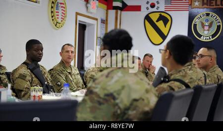 Aviosuperficie di Bagram, Afghanistan (Mar. 15, 2017) - USA Esercito il Mag. Gen. William Hickman, U.S. Centrale di esercito vice comandante generale per operazioni, ha prima colazione con i soldati di ascoltare e discutere la loro missione e le eventuali preoccupazioni. Hickman parlava con loro circa la loro carriera ed il benessere e la nostra missione in Afghanistan, il futuro dell'esercito. Foto Stock