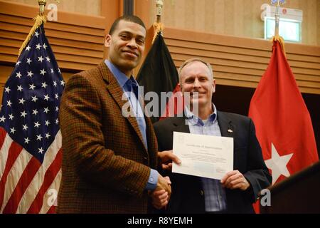 Stati Uniti Il cappellano dell'esercito (COL) B. Gregorio Edison (sinistra), U.S. Esercito comando Europa cappellano, dà un certificato di apprezzamento agli Stati Uniti Esercito Brig. Gen. Phillip Jolly (a destra), U.S. Esercito dell'Europa il vice comandante generale di mobilitazione e di affari di riserva, per la sua partecipazione al funzionamento assistenza religiosa Leadership Training (ORSLT), a Edelweiss Lodge e resort a Garmisch, Germania, 14 marzo 2017. Stati Uniti Esercito dell'Europa ORSLT è una formazione annuale per gli Stati Uniti I cappellani militari e cappellano Assistenti, provenienti da tutta Europa, a lavorare insieme per fornire maggiore assistenza religiosa alle diverse u Foto Stock