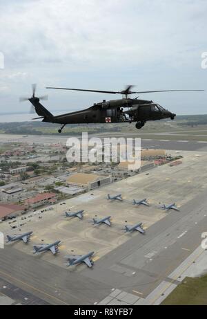 Un HH-60 Black Hawk elicottero sorvola l'aviosuperficie durante un istituto di medicina aeronautica esercitazione di evacuazione a MacDill Air Force Base, Fla., 12 marzo 2017. L'esercizio compilato la conoscenza e la formazione pratica di acquisizione del sito, impostare il movimento del paziente, la cura del paziente e stadiazione del paziente. Foto Stock