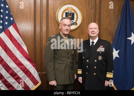 Stati Uniti Marine Corps gen. Joseph F. Dunford, Jr., Presidente del Comune di capi di Stato Maggiore, E DEGLI STATI UNITI Navy Adm posteriore. Jeffrey Harley, U.S. Guerra navale Collegio Presidente, posano per una foto prima di un incontro privato durante una visita al college di Newport, R.I., 16 marzo 2017. Gen. Dunford ha parlato con gli studenti e il personale circa le attuali sfide strategiche di fronte al Dipartimento della difesa e il futuro della forza congiunta. Foto Stock