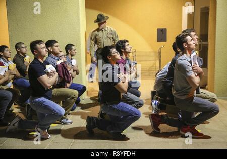 Nuove reclute di Bravo Company, 1a reclutare battaglione di formazione ricevono un codice uniforme di Giustizia militare breve al Marine Corps reclutare deposito a San Diego, Marzo 6. A questo punto, reclute sono informati degli articoli del UCMJ che ad essi si applica mentre si trovano nel reclutamento di formazione. Ogni anno più di 17.000 maschi assunti dal settore occidentale della regione di reclutamento sono addestrati a MCRD San Diego. Bravo Company è programmato per laurearsi il 2 giugno. Foto Stock