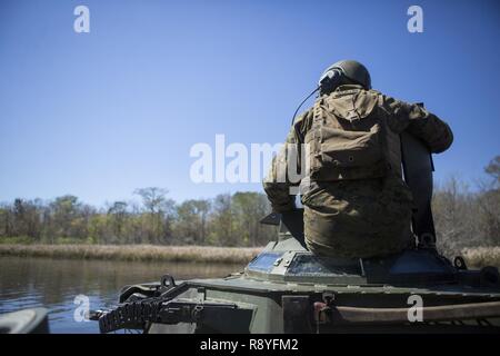 Stati Uniti Marine Corps Sgt. Jake D. McLellan, un assalto anfibio membro dell'equipaggio del veicolo con la società B, secondo assalto anfibio Battaglione, 2° Divisione Marine si trova sulla cima di un AAV-P7/A1 assault veicolo anfibio durante un fiume di attraversamento esercizio come parte di una distribuzione per esercizio di formazione (DFT) sulla Fort Stewart, Ga., 16 marzo 2017. Il fiume di attraversamento esercizio ha segnato il primo tempo qualsiasi sbarco esercizio erano state condotte su Fort Stewart. Foto Stock