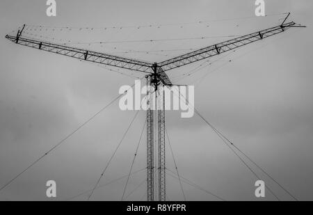 Senior Airman Javier Calvo, 374 Squadrone di comunicazione via cavo e sistema di antenna tecnico, lavora per rimuovere una linea di trasmissione su un organo girevole log periodic antenna alla comunicazione Tokorozawa Sito, Giappone, 14 marzo, 2017. Le antenne a Tokorozawa forniscono il supporto di comunicazione per una varietà del dipartimento della difesa di installazioni in tutto il Pacifico. Foto Stock