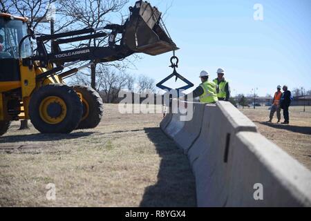 Avieri assegnato alla ventiduesima ingegnere civile Squadron posto ostacoli concreti intorno a un edificio durante un esercizio del 1 marzo 2017, a McConnell Air Force Base, Kan. Avieri deve lavorare rapidamente per completare il progetto, il che significa che esso è di fondamentale importanza che essi lavorano insieme. Foto Stock