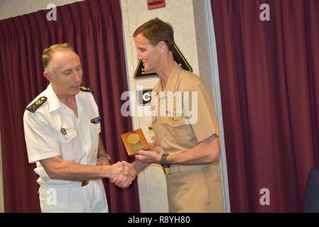 STENNIS SPACE CENTER Miss. Vice Adm. Bruno Franchon (l), Direttore dell'Ufficio Idrografico e Oceanografico di servizio della Francia e parte posteriore Adm. Timothy Gallaudet, comandante della Naval Meteorologia ed oceanografia comando, scambio di doni durante Frachon visita di Oceanografia navali attivi al Stennis Space Center. Foto Stock