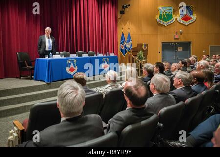 Maxwell AFB, AL - gli onorevoli Newt Gingrich cinquantesimo altoparlante della Camera dei rappresentanti degli Stati Uniti conduce una ricerca panel di discussione presso Air War College 16 marzo 2017. Il pannello ha discusso la ricerca spaziale e lo sviluppo insieme con altri sviluppi tecnologici. Altoparlante della Gingrich visita all Università di aria è di generare comunicazioni a due vie aria per gli studenti universitari e le facoltà di imparare dalle sue esperienze in Washington e per lui per imparare circa AU di ricerca on Air Force Space iniziative. Foto Stock