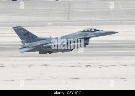 Un F-16CJ Fighting Falcon aeromobili basati a Shaw AFB, S.C., decolla da Nellis AFB, Nevada, durante la bandiera rossa 17-2. La bandiera rossa è un esercizio a combattimento realistico esercizio di formazione che coinvolgono le forze aeree degli Stati Uniti e dei suoi alleati e partner della coalizione, ed è condotta su vasta gunnery intervalli di 2,9 milioni di acri Nevada Test e campo di addestramento, una primaria area formazione associata alla Nellis Air Force Base in Nevada. L'esercizio si porta in più di 100 aeromobili e 3000 personale con l'obiettivo di preparare dei comandanti e dei membri del servizio a tutti i livelli per la guerra in un addestramento realistico di scena Foto Stock