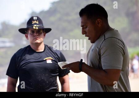 Spc. Daniel Juarez, un combattimento medic assegnato a Comanche truppa, 3° Stormo, 4° reggimento di cavalleria, 3° Brigata Team di combattimento, XXV divisione di fanteria, legge una poesia durante uno sperone Ride bordo a Waimea Bay Beach Park, Hawaii, il 9 marzo 2017. Juarez è stato uno dei più di 80 soldati dalla squadrone ha partecipato alla 48 ora-lungo sperone Ride evento. Foto Stock