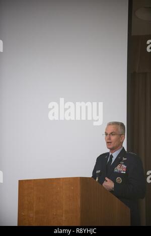 Stati Uniti Air Force gen. Paolo J. Selva, Vice Presidente del Comune di capi di Stato Maggiore, parla agli studenti della Commissione interamericana per il Collegio di Difesa (IADC) classe 56 al Pentagono, Marzo 17, 2017. La IADC è un organizzazione internazionale che fornisce un multidisciplinare, laureato a livello di corso di studio per gli studenti provenienti da tutto l'emisfero occidentale. Foto Stock