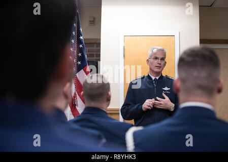 Stati Uniti Air Force gen. Paolo J. Selva, Vice Presidente del Comune di capi di Stato Maggiore, parla per gli Stati Uniti Coast Guard cerimoniale di guardia d'onore mentre visitano gli uomini e le donne delle telecomunicazioni e dei sistemi di informazione il comando (TISCOM) di Alexandria, Virginia, Marzo 17, 2017. TISCOM è la Guardia costiera del fornitore unico di sicuro ed innovativo mission critical information systems e infrastruttura informatica dell'utente finale dei servizi. Gen. Selva ha anche visitato il Comando, Controllo, Comunicazioni, Computer e Information Technology Service Center. Foto Stock