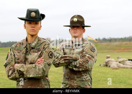 Esercito personale di riserva Sgt. Briana Popp indossato il suo trapanare il sergente hat durante una cerimonia di laurea a Fort Jackson, S.C. Marzo 8, 2017. Popp guadagnato i titoli di ferro femmina e insigne onore laureato e sarà un trapano il sergente con il novantottesimo Training Division (entrata iniziale formazione). Popp è stata la prima donna insigne onore di laurearsi in passato sei cicli e accaduto a laurearsi in marzo, che è donna storia mese. Per coincidenza, Popp graduazione della giornata è stata la Giornata internazionale della donna come bene. Popp è sposato con active duty trapanare il sergente, Staff Sgt. Victor James Popp, Echo compan Foto Stock