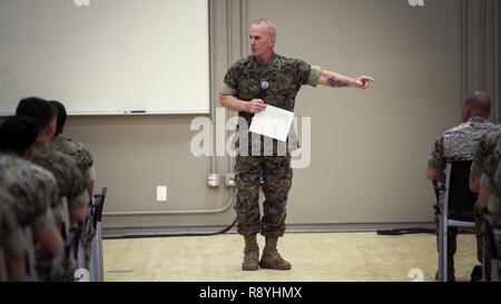 Sgt. Il Mag. Brad Kasal, ho Marine forza expeditionary, parla con noncommissioned gli ufficiali assegnati al 1° Reggimento Marini, 1° Divisione Marine, al Marine Corps base Camp Pendleton, California, 14 marzo 2017. Durante la conversazione, Kasal ha parlato della necessità per tutti i Marines e marinai per esercitare la stessa devozione ad uno un altro ogni giorno che essi mostrano mentre in combattimento. Foto Stock