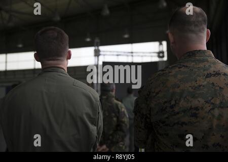 Lt. Col. Greig T. Gehman, sinistra e Sgt. Il Mag. Richard A. cursore, entrambi assegnati a particolari fini Marine Air Ground Task Force-Crisis Response-Africa, guarda un live-feed video durante l'esercizio reale del disgelo 17 a Beja, Portogallo, Marzo 14, 2017. SPMAGTF-CR-AF ha partecipato al disgelo reale 17, un portoghese-led forze congiunte esercizio, per migliorare l'interoperabilità e la capacità di cooperazione con gli alleati della NATO per il real-world operations. Foto Stock