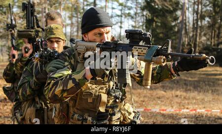 Soldati olandesi della Air Assault Company, xiii battaglione di fanteria, Airmobile Brigade provate a compensazione di una stanza in preparazione di un attacco simulato durante l'esercizio Allied spirito vi al settimo Esercito di formazione del comando Hohenfels Area Formazione, Germania, Marzo 16, 2017. Esercizio Allied spirito vi comprende circa 2.770 partecipanti da 12 NATO e partner per la pace delle nazioni, e degli esercizi di tattica di interoperabilità e prove di comunicazione sicura entro i membri dell alleanza e nazioni partner. Foto Stock