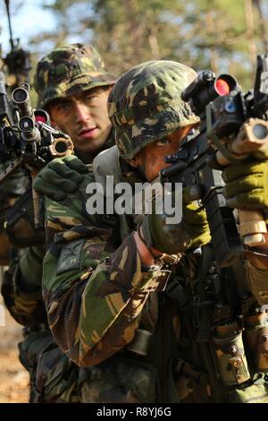 Soldati olandesi della Air Assault Company, xiii battaglione di fanteria, Airmobile Brigade provate a compensazione di una stanza in preparazione di un attacco simulato durante l'esercizio Allied spirito vi al settimo Esercito di formazione del comando Hohenfels Area Formazione, Germania, Marzo 16, 2017. Esercizio Allied spirito vi comprende circa 2.770 partecipanti da 12 NATO e partner per la pace delle nazioni, e degli esercizi di tattica di interoperabilità e prove di comunicazione sicura entro i membri dell alleanza e nazioni partner. Foto Stock