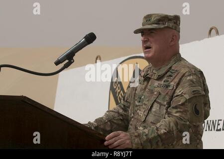 Il Mag. Gen. Blake Ortner, comandante generale della ventinovesima divisione di fanteria, indirizzi di partecipanti a un trasferimento di autorità cerimonia al Camp Buehring, Kuwait, 12 marzo. La terza brigata corazzate contro la squadra, 1° Divisione Corazzate rinunciato il controllo della missione per la terza brigata corazzate contro la squadra, 1° Divisione di cavalleria. Foto Stock