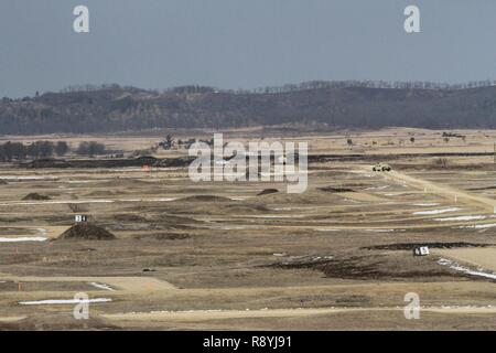 Stati Uniti La riserva di esercito di soldati con il 416th e 412 Teatro comandi ingegnere e la 76th la risposta operativa comando, giornata completa qualificazione della tabella gunnery sei durante il funzionamento freddo Acciaio a McCoy, Wis., 16 marzo 2017. Funzionamento a freddo è di acciaio negli Stati Uniti La riserva di esercito di equipaggio è servita la qualifica di armi ed esercizio di convalida per garantire che l'America dell'esercito di unità di riserva e soldati sono addestrati e pronto per la distribuzione con breve preavviso e portare la lotta contro-ready e letale di armi da fuoco a sostegno dell'esercito e ai nostri partner in tutto il mondo. Foto Stock