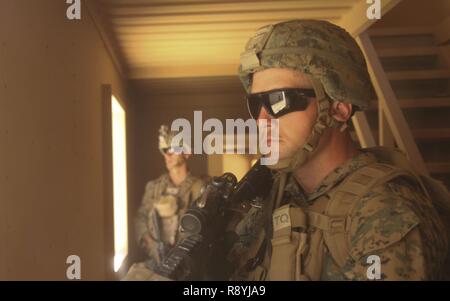 MARINE CORPS aria-terra TASK FORCE TRAINING CENTER ventinove palme, Calif. - PFC. Colt Gslick, un mortarman con Battaglione Team di atterraggio 1° Battaglione, 5 Marines, xv Marine Expeditionary Unit, fornisce la sicurezza dopo la cancellazione di un edificio durante il realistico di formazione urbana, 16 marzo 2017. Treni di Rut Marines e marinai di operare in un ambiente urbano per la prossima distribuzione entro la fine di quest'anno. Il MEU mantiene un elevato livello di disponibilità a essere dove necessario, quando necessario. Foto Stock