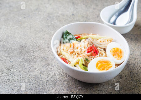 Giapponese ramen noodle con pollo e funghi shiitake e uova in ciotola bianco Foto Stock