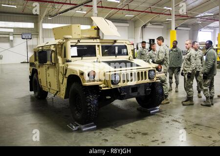 Un U.S. Avieri prepararsi per un'ispezione congiunta di un Humvee corazzato a base comuneGuire-Dix Mc-Lakehurst, N.J., il 18 marzo 2017. Il aviatori, che sono assegnati alla contingenza 621st ala risposta, ha trascorso la giornata con gli Stati Uniti La riserva di esercito di soldati provenienti da il duecentesimo della Polizia Militare comando per ispezionare il loro up-armored Humvees in preparazione per un'aria-terra in missione Lakehurst Maxfield campo per il kick off del le operazioni a terra di guerriero esercizio 78-17-01, che si terrà il 8 Marzo al 1 aprile 2017. Circa 60 unità dalla riserva di esercito, esercito, Air Force, riserve marine e forze armate canadesi parte Foto Stock