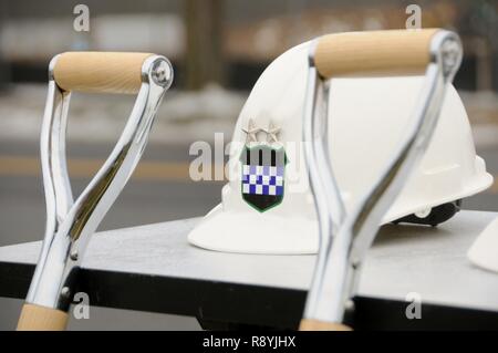 The U.S. Army Reserve marked another milestone in helping its Soldiers remain a trained and ready part of the Total Force by breaking ground March 18 on a new Army Reserve Center at Joint Base McGuire-Dix-Lakehurst, New Jersey. The $20 million, state-of-the-art facility will offer the latest in training and administrative resources to include classrooms, a learning center, a library and a weapons simulator. The 87,000-square-foot training center is scheduled to be home to approximately 600 Army Reserve Soldiers in 15 units and detachments currently occupying a dozen base facilities. Foto Stock