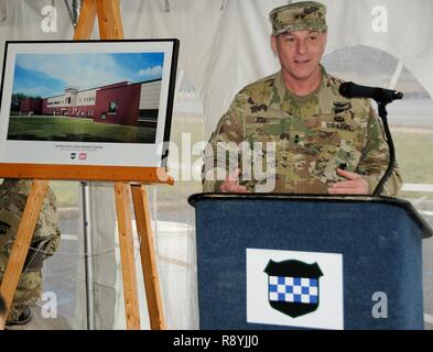 Il Mag. Gen. Troy D. Kok, Comandante generale degli Stati Uniti Esercito della riserva 99th supporto regionale comando, offre commento durante una cerimonia rivoluzionaria 18 marzo per un nuovo esercito centro di riserva sulla base comuneGuire-Dix Mc-Lakehurst, New Jersey. I 20 milioni di dollari, stato dell'arte della struttura sarà in grado di offrire le ultime novità in materia di formazione e di risorse amministrative per includere le aule, un centro di apprendimento, di una libreria e di un simulatore di armi. Il 87.000 piedi quadrati del centro di formazione è pianificata per essere a casa a circa 600 riserva di esercito di soldati in 15 unità e distacchi che attualmente occupano una dozzina di strutture di base. Foto Stock