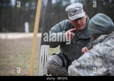 Stati Uniti Esercito Col. Shawn Cochran, 359 TTSB Comandante di brigata, fornisce indicazioni di Spc. Khadijah Wilcox durante il tentativo a zero la sua arma a una gamma di qualifica sulla Fort Jackson, S.C., Marzo 18, 2017. Il combattimento 982nd fotocamera Company (Airborne) è solo una delle due telecamere di combattimento aziende negli Stati Uniti Esercito con il compito di fornire l'Ufficio del Segretario della Difesa, presidente del Comune di capi di Stato Maggiore e i reparti militari con una diretta capacità di immagini a sostegno di operativi e i requisiti di pianificazione attraverso la gamma completa delle operazioni militari. Foto Stock