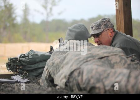 Stati Uniti Esercito Col. Shawn Cochran, 359 TTSB Comandante di brigata, fornisce indicazioni di Spc. Khadijah Wilcox durante il tentativo a zero la sua arma a una gamma di qualifica sulla Fort Jackson, S.C., Marzo 18, 2017. Il combattimento 982nd fotocamera Company (Airborne) è solo una delle due telecamere di combattimento aziende negli Stati Uniti Esercito con il compito di fornire l'Ufficio del Segretario della Difesa, presidente del Comune di capi di Stato Maggiore e i reparti militari con una diretta capacità di immagini a sostegno di operativi e i requisiti di pianificazione attraverso la gamma completa delle operazioni militari. Foto Stock