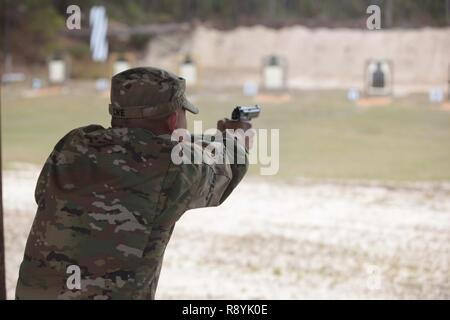 Stati Uniti Esercito secondo tenente Daniel Lwe, attaccato alla 982D fotocamera di combattimento Company (airborne), si qualifica con la 9M in corrispondenza di un intervallo sulla Fort Jackson, S.C., Marzo 18, 2017. Il combattimento 982nd fotocamera Company (Airborne) è solo una delle due telecamere di combattimento aziende negli Stati Uniti Esercito con il compito di fornire l'Ufficio del Segretario della Difesa, presidente del Comune di capi di Stato Maggiore e i reparti militari con una diretta capacità di immagini a sostegno di operativi e i requisiti di pianificazione attraverso la gamma completa delle operazioni militari. Foto Stock