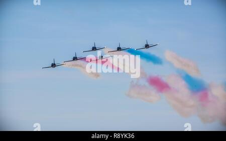 Patriots Jet Team esegue acrobazie aeree durante il 2017 Yuma a Airshow Marine Corps Air Station Yuma, Ariz., sabato 18 marzo, 2017. Foto Stock