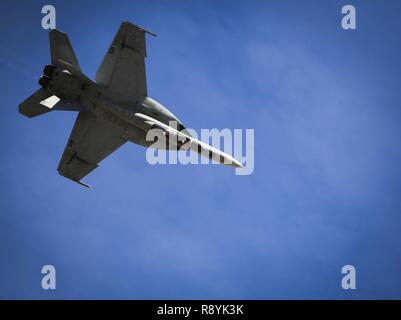 Un U.S. Navy F/A-18E Super Hornet con Strike Fighter Squadron 122 (VFA-122) esegue una dimostrazione di tattica, proponendo i velivoli ad alta velocità e manuverability bassa velocità caratteristiche di manipolazione, come parte del 2017 Yuma a Airshow Marine Corps Air Station Yuma, Ariz., sabato 18 marzo, 2017. Foto Stock