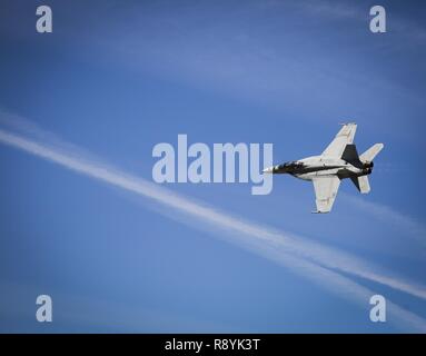 Un U.S. Navy F/A-18E Super Hornet con Strike Fighter Squadron 122 (VFA-122) esegue una dimostrazione di tattica, proponendo i velivoli ad alta velocità e manuverability bassa velocità caratteristiche di manipolazione, come parte del 2017 Yuma a Airshow Marine Corps Air Station Yuma, Ariz., sabato 18 marzo, 2017. Foto Stock