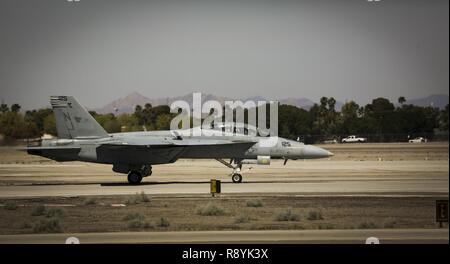 Un U.S. Navy F/A-18E Super Hornet con Strike Fighter Squadron 122 (VFA-122) conclude una tattica di dimostrazione, che ha montrato i velivoli ad alta velocità e manuverability bassa velocità caratteristiche di manipolazione, come parte del 2017 Yuma a Airshow Marine Corps Air Station Yuma, Ariz., sabato 18 marzo, 2017. Foto Stock