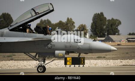 Un U.S. Navy F/A-18E Super Hornet con Strike Fighter Squadron 122 (VFA-122) conclude una tattica di dimostrazione, che ha montrato i velivoli ad alta velocità e manuverability bassa velocità caratteristiche di manipolazione, come parte del 2017 Yuma a Airshow Marine Corps Air Station Yuma, Ariz., sabato 18 marzo, 2017. Foto Stock